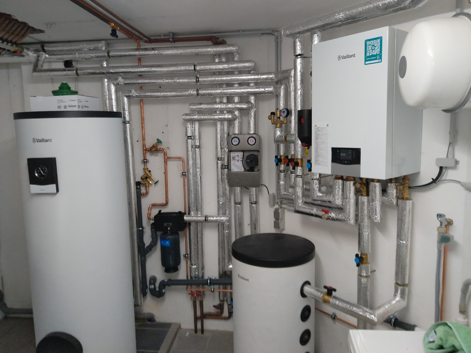 Fachgerecht installierte Heizungsanlage mit Warmwasserspeicher