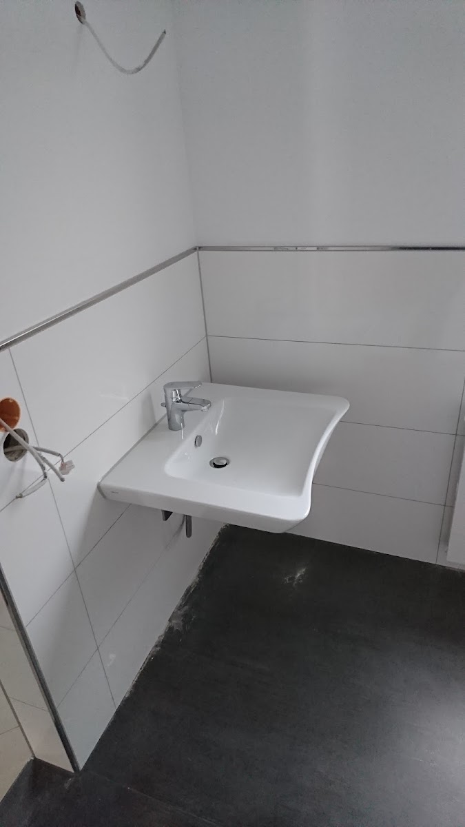 Neu montiertes Waschbecken mit Armatur