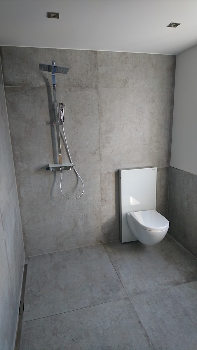 Modernisiertes Bad mit bodengleicher Dusche