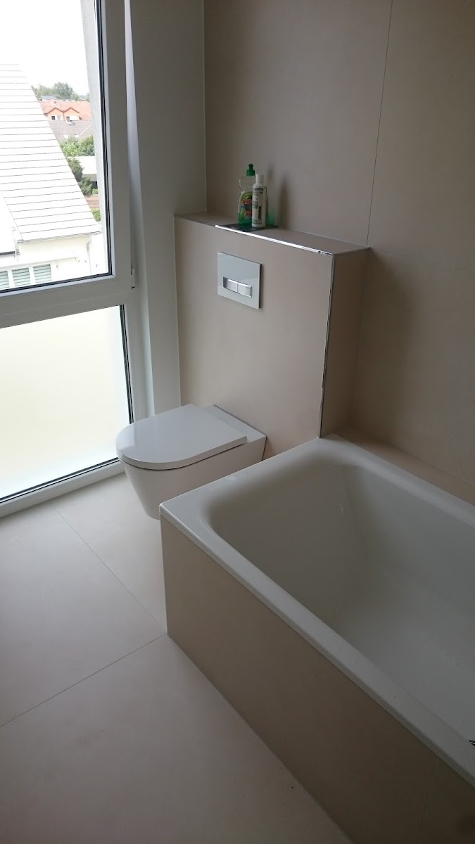 Modernisiertes Bad mit Dusche und wandhängendem WC