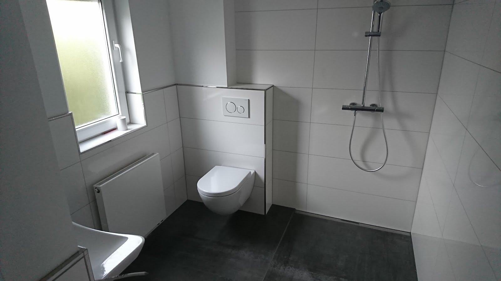 Fertig modernisiertes Bad mit bodengleicher Dusche