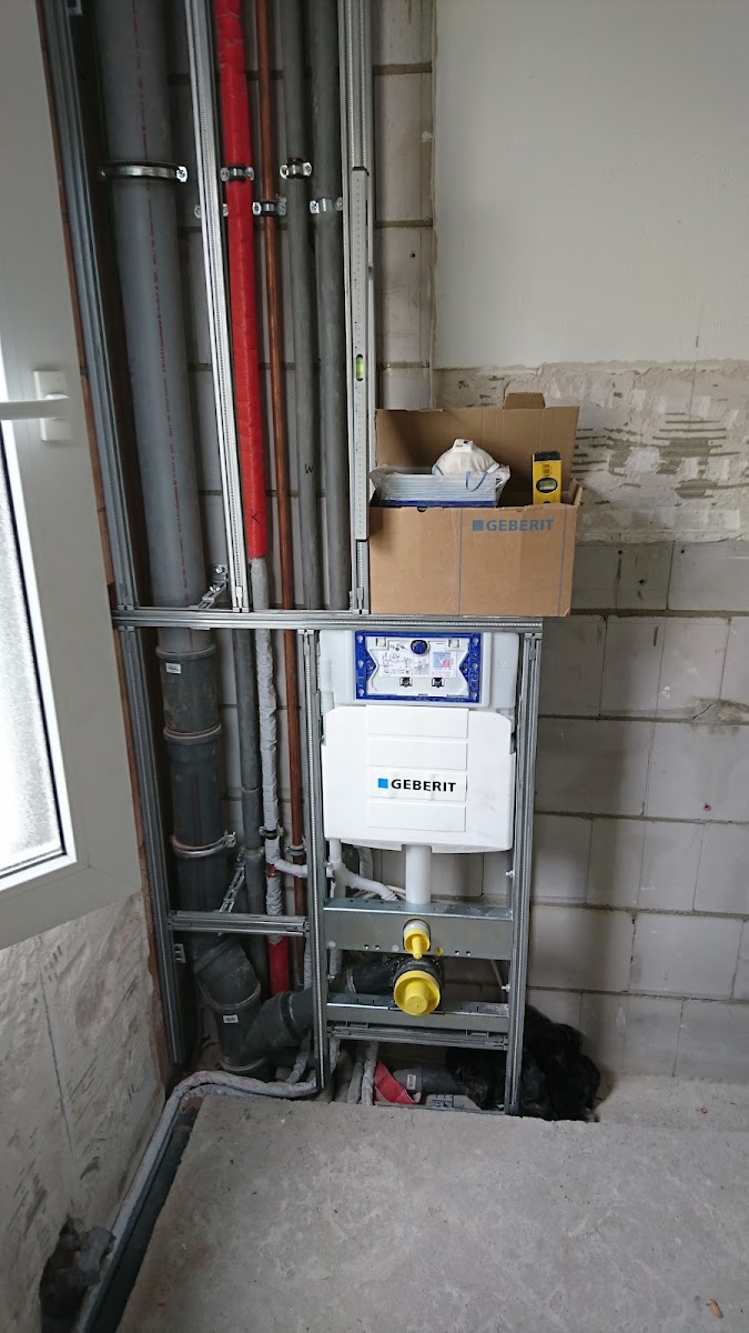 Installation einer Geberit-Vorwandtechnik während einer Badmodernisierung